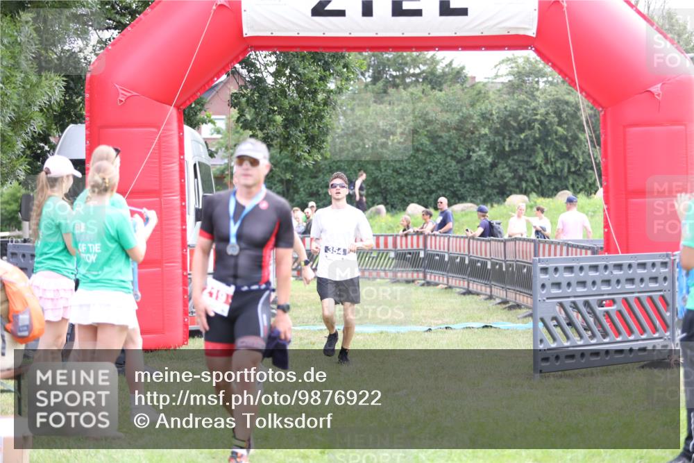 21.06.2026 - 29. Vierlanden-Triathlon Andreas Tolksdorf http://msf.ph/oto/9876922 21.06.2026 11:11:10 Ziel 354, 424, 354, 424 meine-sportfotos.de
