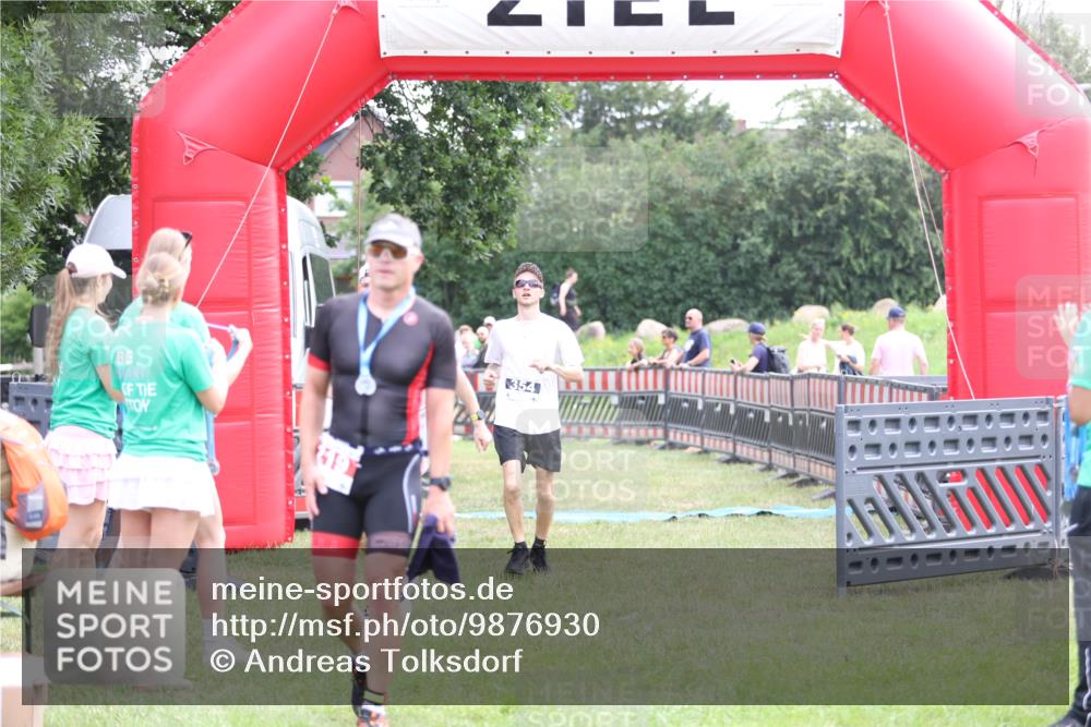 21.06.2026 - 29. Vierlanden-Triathlon Andreas Tolksdorf http://msf.ph/oto/9876930 21.06.2026 11:11:10 Ziel 354, 424, 354, 424 meine-sportfotos.de