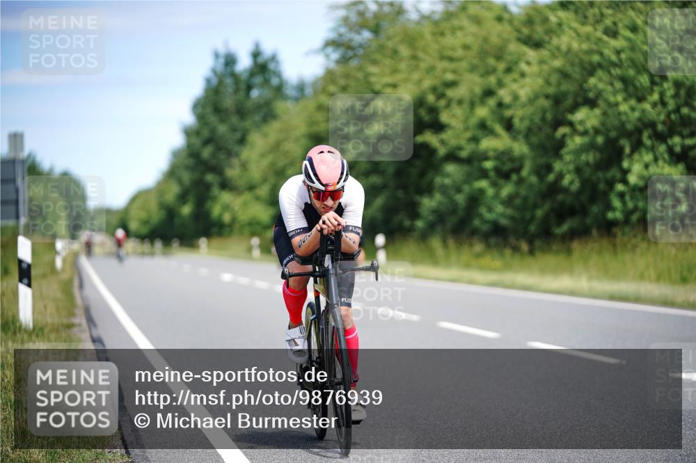 21.06.2026 - Viking Triathlon Michael Burmester http://msf.ph/oto/9876939 21.06.2026 12:57:58 Radfahren 77, 301, 303, 304, 513, 559, 571, 571, 601 meine-sportfotos.de