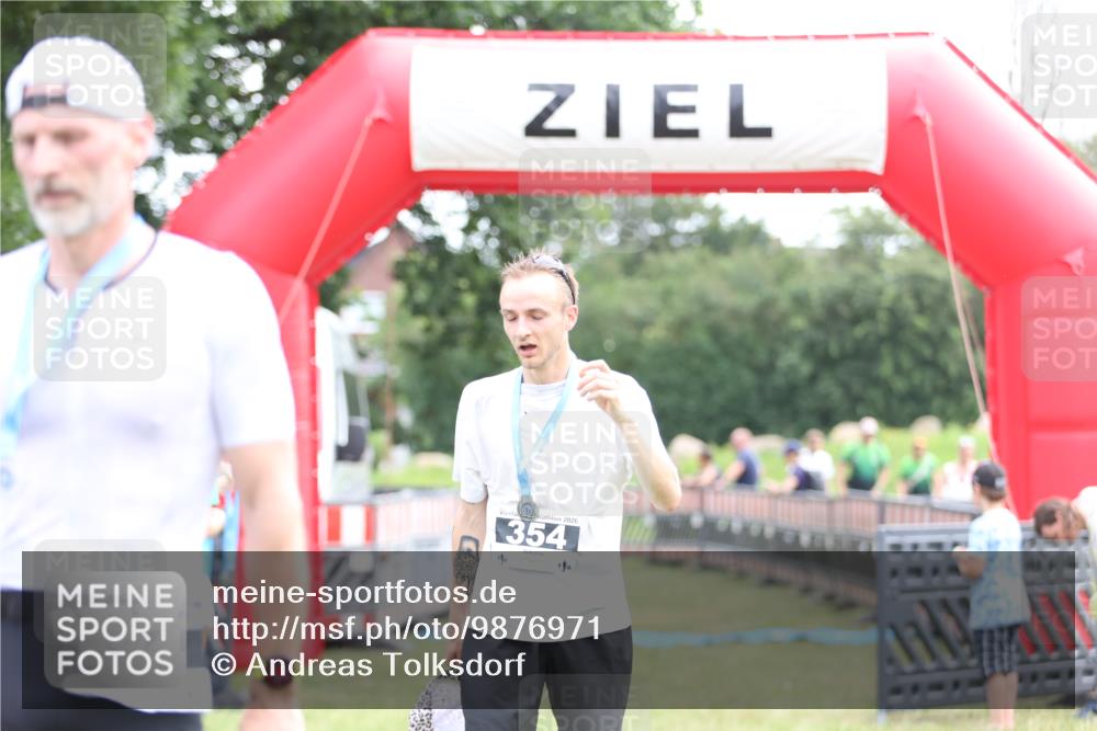 21.06.2026 - 29. Vierlanden-Triathlon Andreas Tolksdorf http://msf.ph/oto/9876971 21.06.2026 11:11:22 Ziel  meine-sportfotos.de