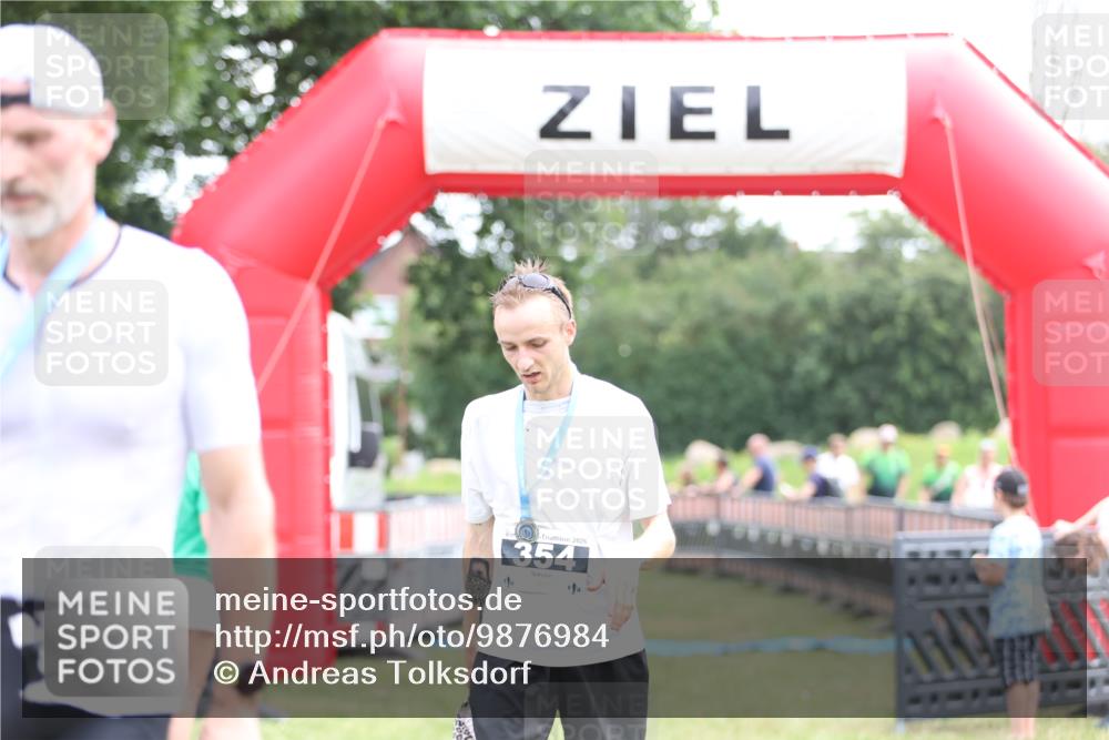 21.06.2026 - 29. Vierlanden-Triathlon Andreas Tolksdorf http://msf.ph/oto/9876984 21.06.2026 11:11:22 Ziel  meine-sportfotos.de