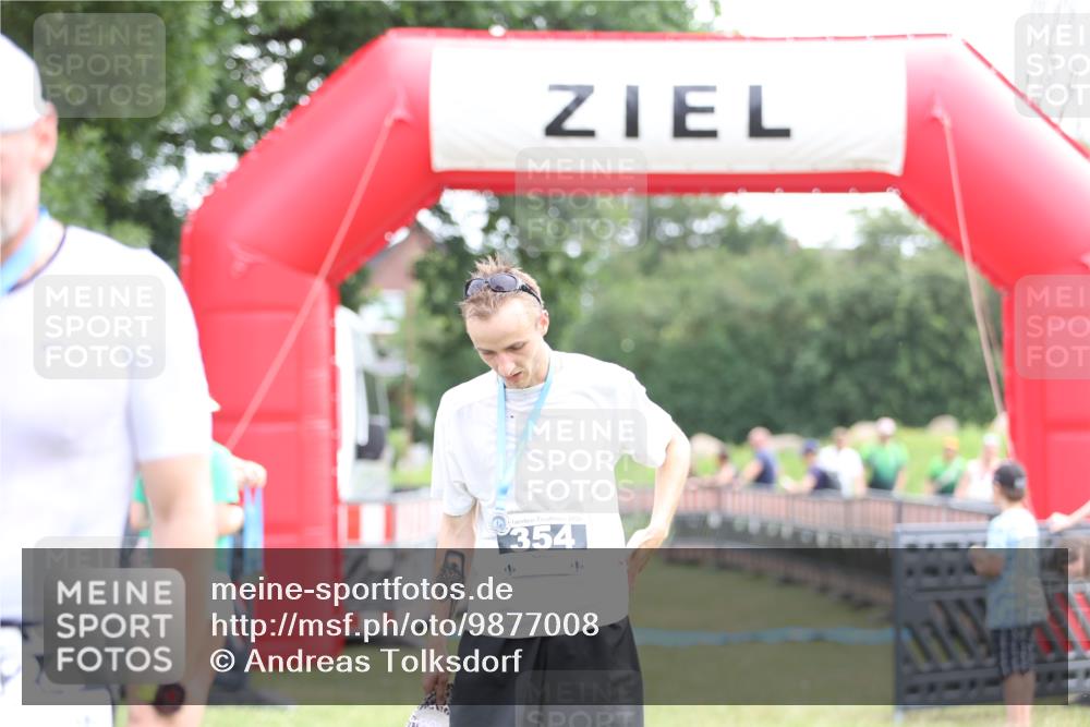 21.06.2026 - 29. Vierlanden-Triathlon Andreas Tolksdorf http://msf.ph/oto/9877008 21.06.2026 11:11:22 Ziel  meine-sportfotos.de