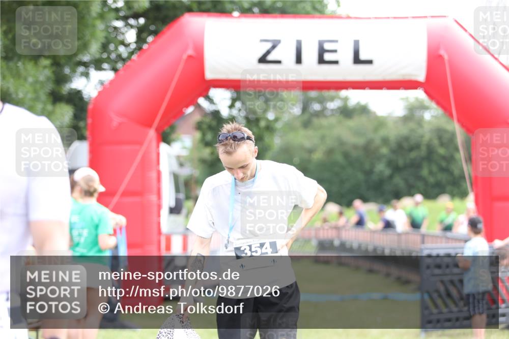 21.06.2026 - 29. Vierlanden-Triathlon Andreas Tolksdorf http://msf.ph/oto/9877026 21.06.2026 11:11:22 Ziel  meine-sportfotos.de