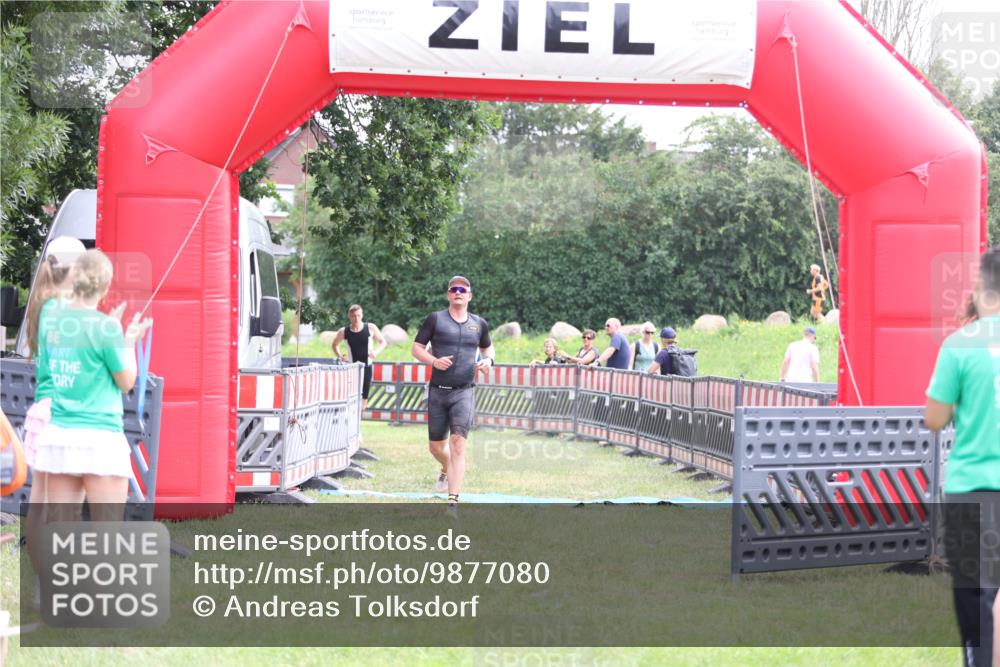 21.06.2026 - 29. Vierlanden-Triathlon Andreas Tolksdorf http://msf.ph/oto/9877080 21.06.2026 11:11:37 Ziel 336, 395, 336, 395 meine-sportfotos.de