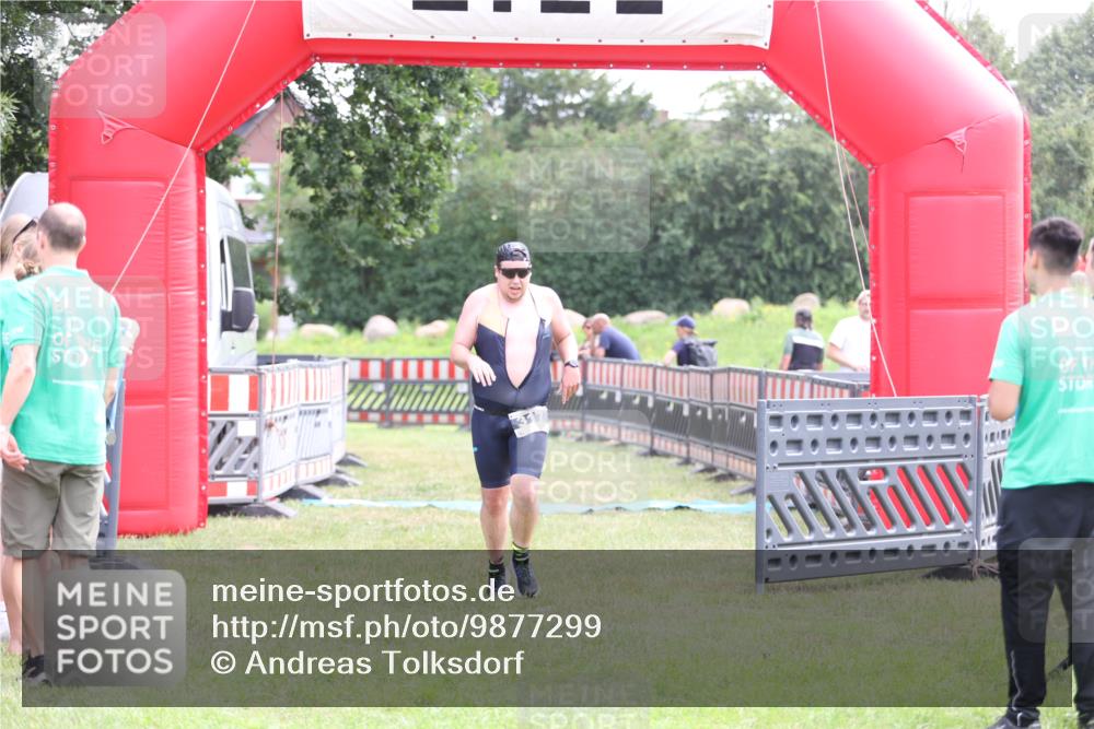 21.06.2026 - 29. Vierlanden-Triathlon Andreas Tolksdorf http://msf.ph/oto/9877299 21.06.2026 11:12:03 Ziel 317, 317 meine-sportfotos.de