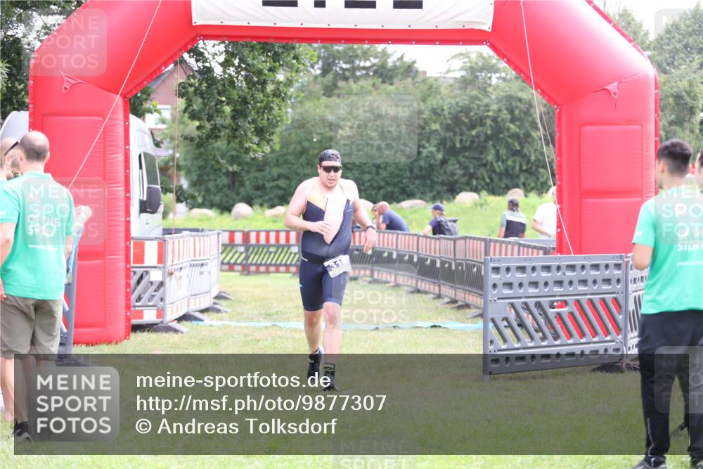 21.06.2026 - 29. Vierlanden-Triathlon Andreas Tolksdorf http://msf.ph/oto/9877307 21.06.2026 11:12:03 Ziel 317, 317 meine-sportfotos.de