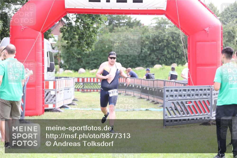 21.06.2026 - 29. Vierlanden-Triathlon Andreas Tolksdorf http://msf.ph/oto/9877313 21.06.2026 11:12:03 Ziel 317, 317 meine-sportfotos.de