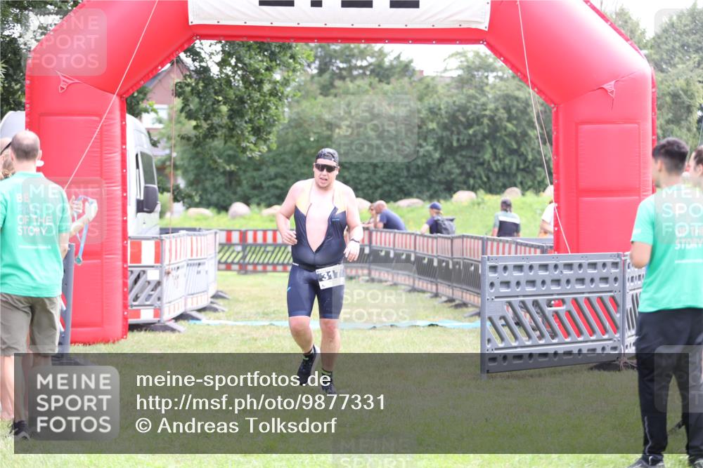 21.06.2026 - 29. Vierlanden-Triathlon Andreas Tolksdorf http://msf.ph/oto/9877331 21.06.2026 11:12:03 Ziel 317, 317 meine-sportfotos.de