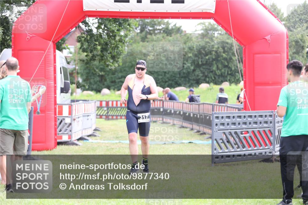 21.06.2026 - 29. Vierlanden-Triathlon Andreas Tolksdorf http://msf.ph/oto/9877340 21.06.2026 11:12:03 Ziel 317, 317 meine-sportfotos.de