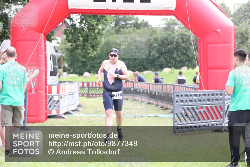21.06.2026 - 29. Vierlanden-Triathlon Andreas Tolksdorf http://msf.ph/oto/9877349 21.06.2026 11:12:03 Ziel 317, 317 meine-sportfotos.de