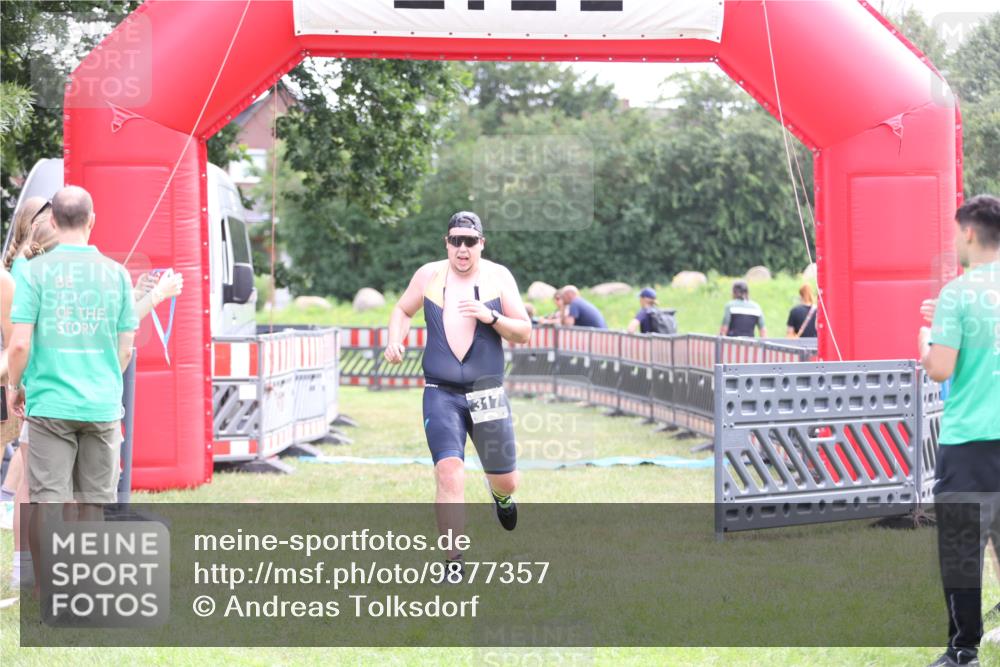 21.06.2026 - 29. Vierlanden-Triathlon Andreas Tolksdorf http://msf.ph/oto/9877357 21.06.2026 11:12:03 Ziel 317, 317 meine-sportfotos.de
