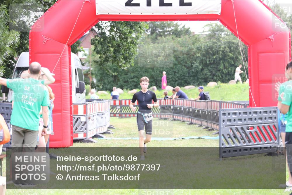 21.06.2026 - 29. Vierlanden-Triathlon Andreas Tolksdorf http://msf.ph/oto/9877397 21.06.2026 11:12:26 Ziel  meine-sportfotos.de