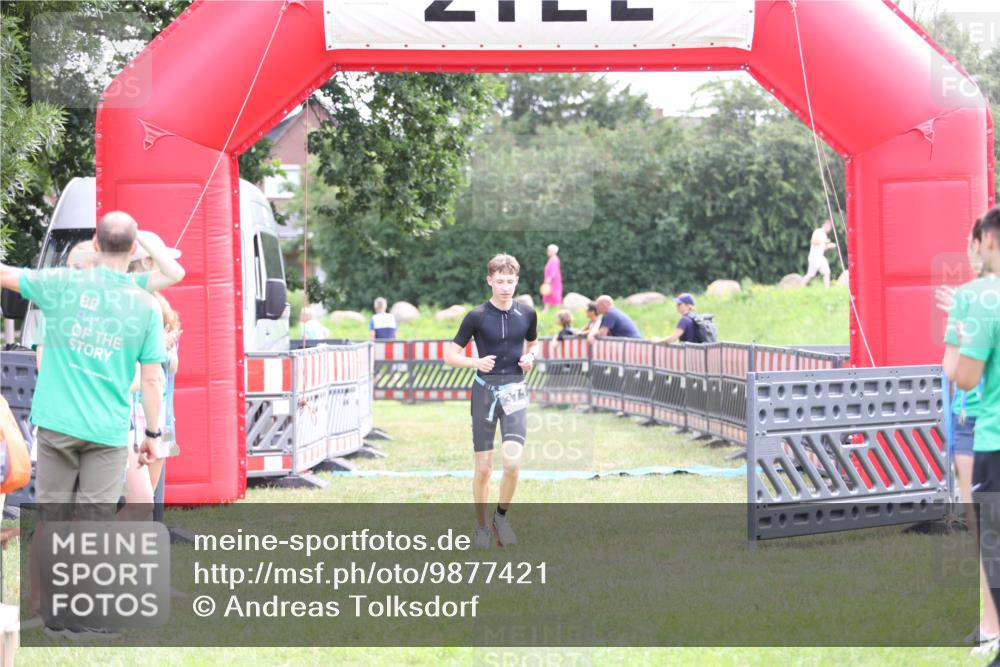 21.06.2026 - 29. Vierlanden-Triathlon Andreas Tolksdorf http://msf.ph/oto/9877421 21.06.2026 11:12:26 Ziel  meine-sportfotos.de