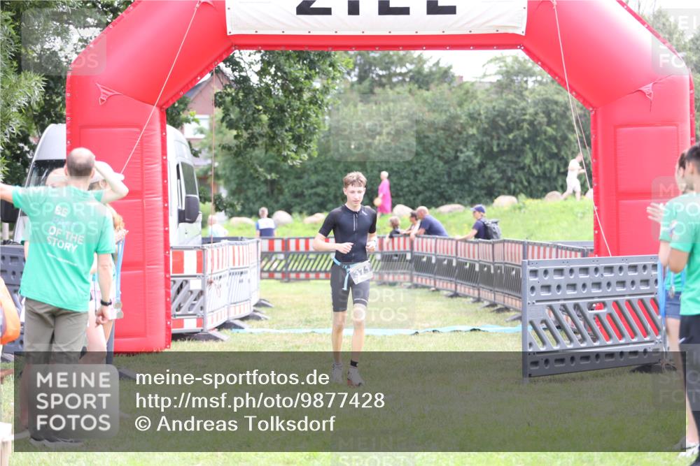 21.06.2026 - 29. Vierlanden-Triathlon Andreas Tolksdorf http://msf.ph/oto/9877428 21.06.2026 11:12:26 Ziel  meine-sportfotos.de
