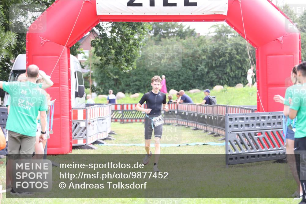 21.06.2026 - 29. Vierlanden-Triathlon Andreas Tolksdorf http://msf.ph/oto/9877452 21.06.2026 11:12:26 Ziel  meine-sportfotos.de