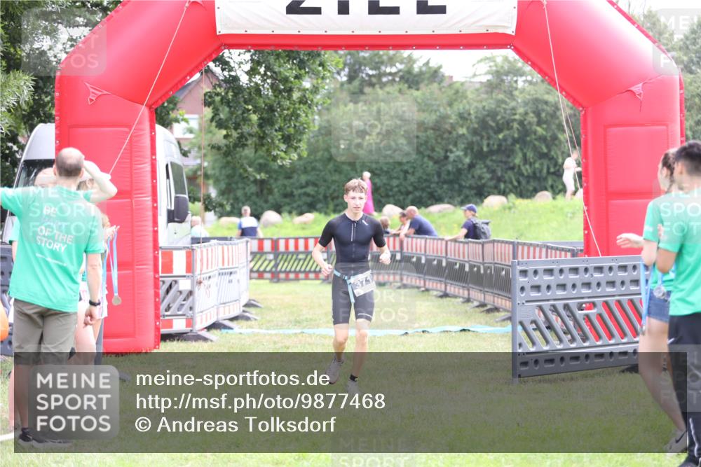 21.06.2026 - 29. Vierlanden-Triathlon Andreas Tolksdorf http://msf.ph/oto/9877468 21.06.2026 11:12:26 Ziel  meine-sportfotos.de