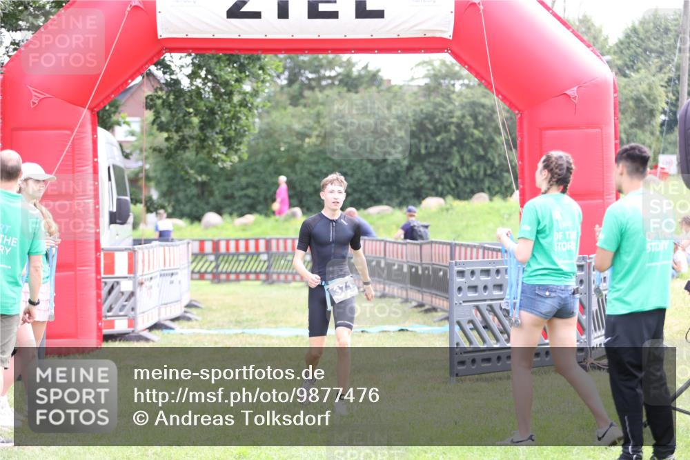 21.06.2026 - 29. Vierlanden-Triathlon Andreas Tolksdorf http://msf.ph/oto/9877476 21.06.2026 11:12:27 Ziel  meine-sportfotos.de