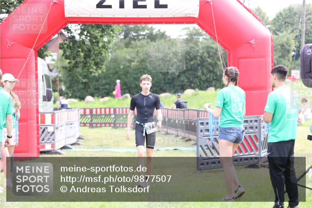 21.06.2026 - 29. Vierlanden-Triathlon Andreas Tolksdorf http://msf.ph/oto/9877507 21.06.2026 11:12:27 Ziel  meine-sportfotos.de