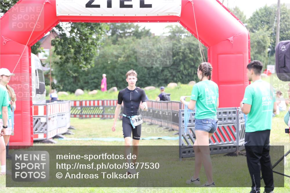 21.06.2026 - 29. Vierlanden-Triathlon Andreas Tolksdorf http://msf.ph/oto/9877530 21.06.2026 11:12:27 Ziel  meine-sportfotos.de