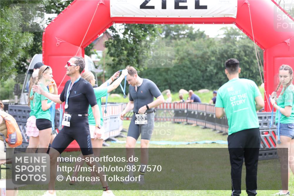 21.06.2026 - 29. Vierlanden-Triathlon Andreas Tolksdorf http://msf.ph/oto/9877570 21.06.2026 11:12:47 Ziel 303, 303 meine-sportfotos.de