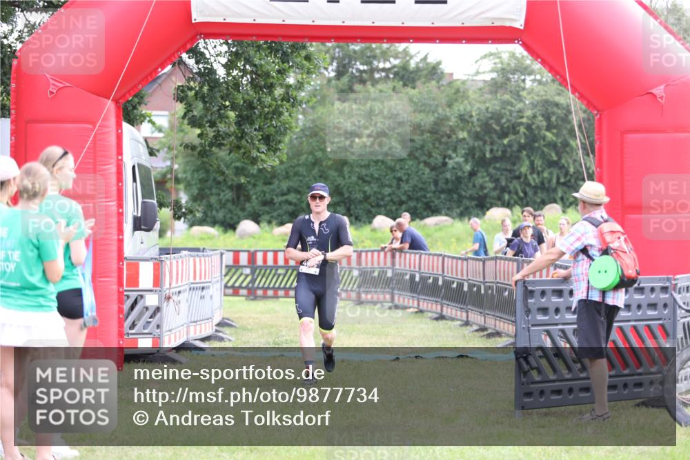 21.06.2026 - 29. Vierlanden-Triathlon Andreas Tolksdorf http://msf.ph/oto/9877734 21.06.2026 11:14:33 Ziel 464, 464 meine-sportfotos.de