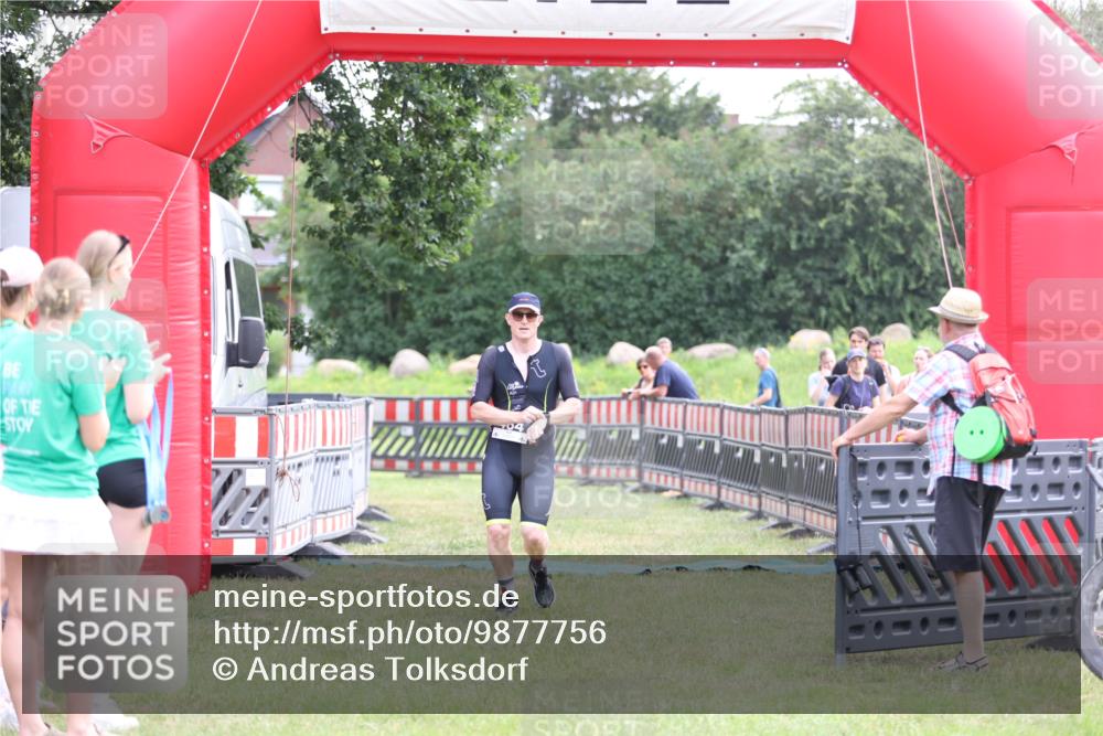 21.06.2026 - 29. Vierlanden-Triathlon Andreas Tolksdorf http://msf.ph/oto/9877756 21.06.2026 11:14:33 Ziel 464, 464 meine-sportfotos.de