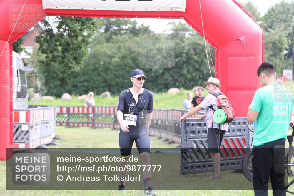 21.06.2026 - 29. Vierlanden-Triathlon Andreas Tolksdorf http://msf.ph/oto/9877777 21.06.2026 11:14:36 Ziel 464, 464 meine-sportfotos.de