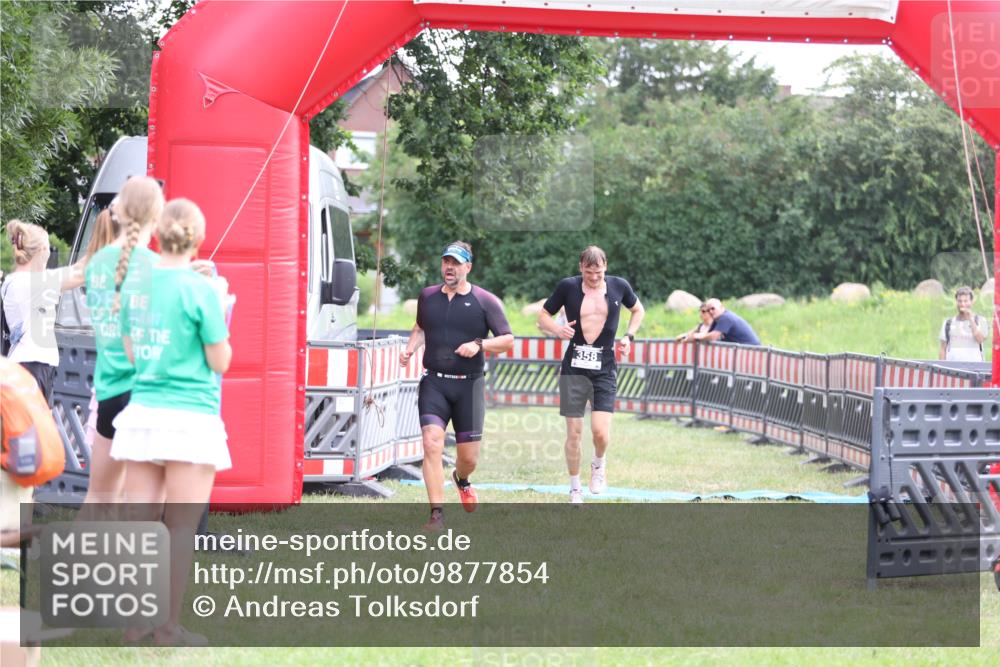 21.06.2026 - 29. Vierlanden-Triathlon Andreas Tolksdorf http://msf.ph/oto/9877854 21.06.2026 11:15:03 Ziel 358, 454, 358, 454 meine-sportfotos.de