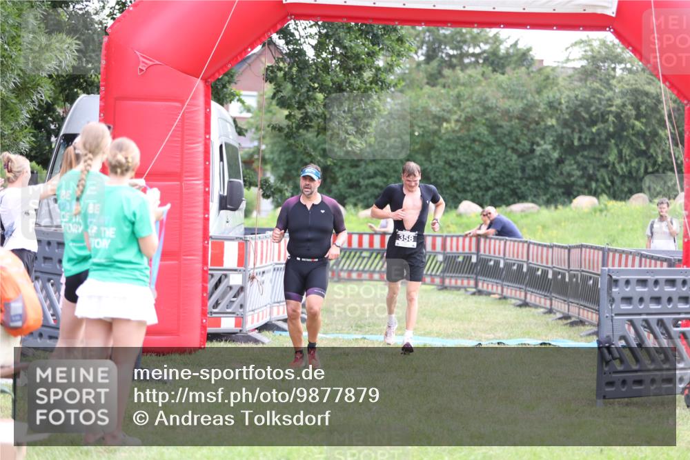 21.06.2026 - 29. Vierlanden-Triathlon Andreas Tolksdorf http://msf.ph/oto/9877879 21.06.2026 11:15:03 Ziel 358, 454, 358, 454 meine-sportfotos.de