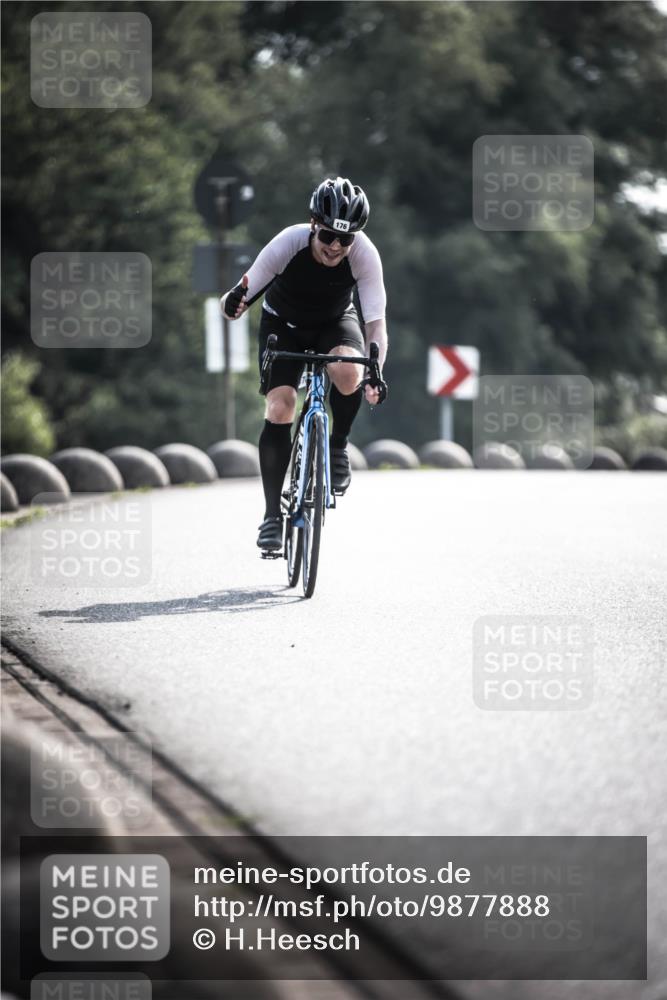 21.06.2026 - 29. Vierlanden-Triathlon H.Heesch http://msf.ph/oto/9877888 21.06.2026 09:05:47 Radfahren 176, 216 meine-sportfotos.de