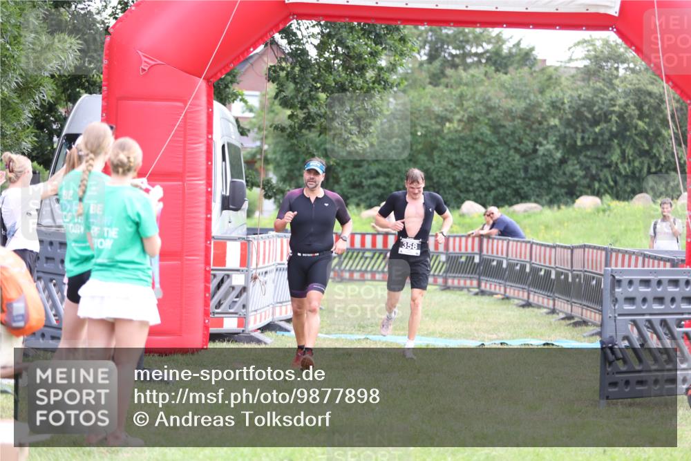 21.06.2026 - 29. Vierlanden-Triathlon Andreas Tolksdorf http://msf.ph/oto/9877898 21.06.2026 11:15:03 Ziel 358, 454, 358, 454 meine-sportfotos.de