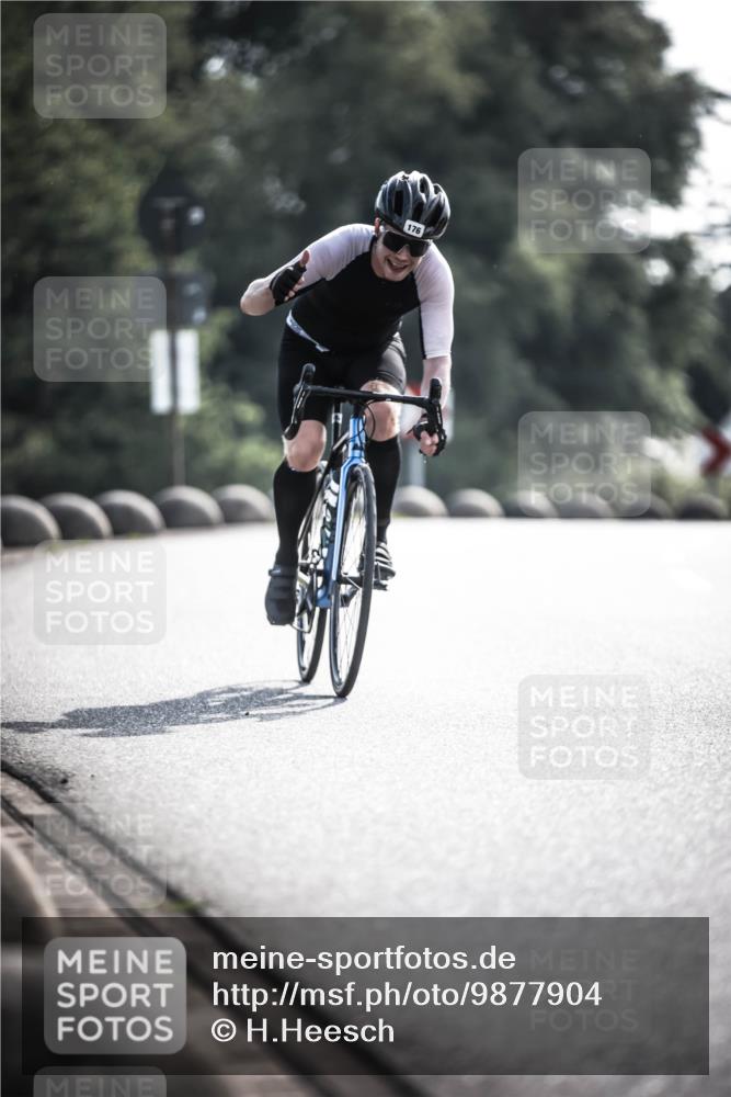 21.06.2026 - 29. Vierlanden-Triathlon H.Heesch http://msf.ph/oto/9877904 21.06.2026 09:05:47 Radfahren 176, 216 meine-sportfotos.de
