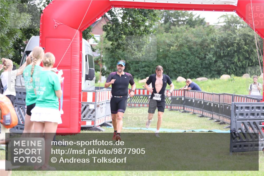 21.06.2026 - 29. Vierlanden-Triathlon Andreas Tolksdorf http://msf.ph/oto/9877905 21.06.2026 11:15:03 Ziel 358, 454, 358, 454 meine-sportfotos.de