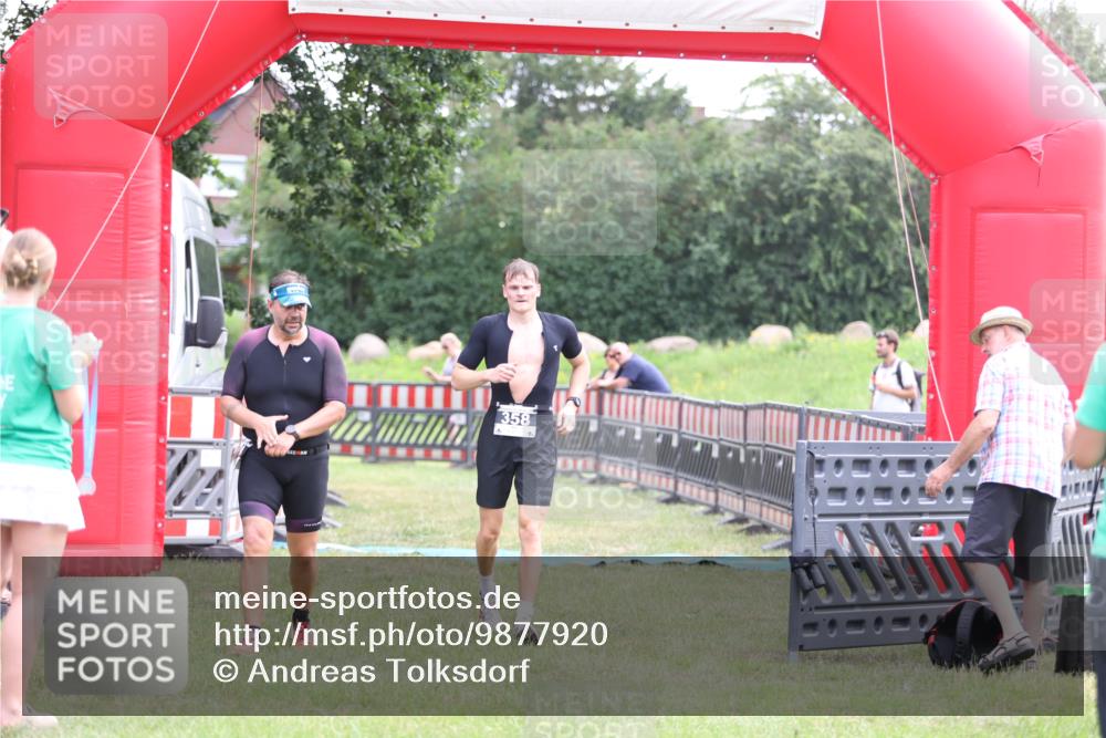 21.06.2026 - 29. Vierlanden-Triathlon Andreas Tolksdorf http://msf.ph/oto/9877920 21.06.2026 11:15:05 Ziel 358, 454, 542, 358, 454, 542 meine-sportfotos.de