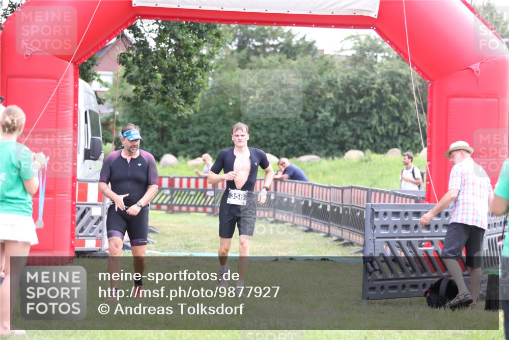 21.06.2026 - 29. Vierlanden-Triathlon Andreas Tolksdorf http://msf.ph/oto/9877927 21.06.2026 11:15:05 Ziel 358, 454, 542, 358, 454, 542 meine-sportfotos.de