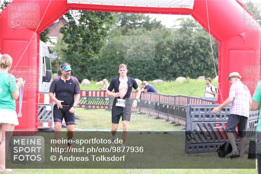 21.06.2026 - 29. Vierlanden-Triathlon Andreas Tolksdorf http://msf.ph/oto/9877936 21.06.2026 11:15:05 Ziel 358, 454, 542, 358, 454, 542 meine-sportfotos.de