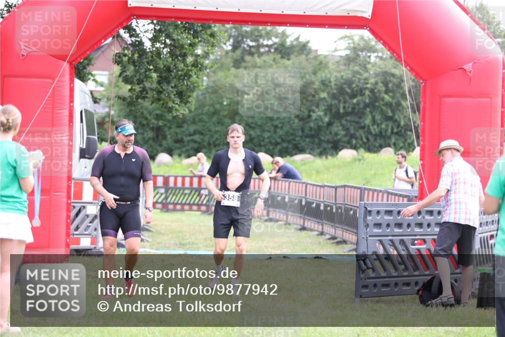 21.06.2026 - 29. Vierlanden-Triathlon Andreas Tolksdorf http://msf.ph/oto/9877942 21.06.2026 11:15:05 Ziel 358, 454, 542, 358, 454, 542 meine-sportfotos.de