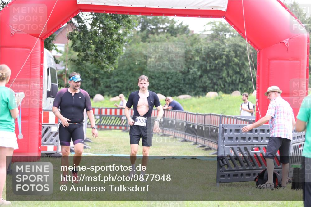 21.06.2026 - 29. Vierlanden-Triathlon Andreas Tolksdorf http://msf.ph/oto/9877948 21.06.2026 11:15:05 Ziel 358, 454, 542, 358, 454, 542 meine-sportfotos.de