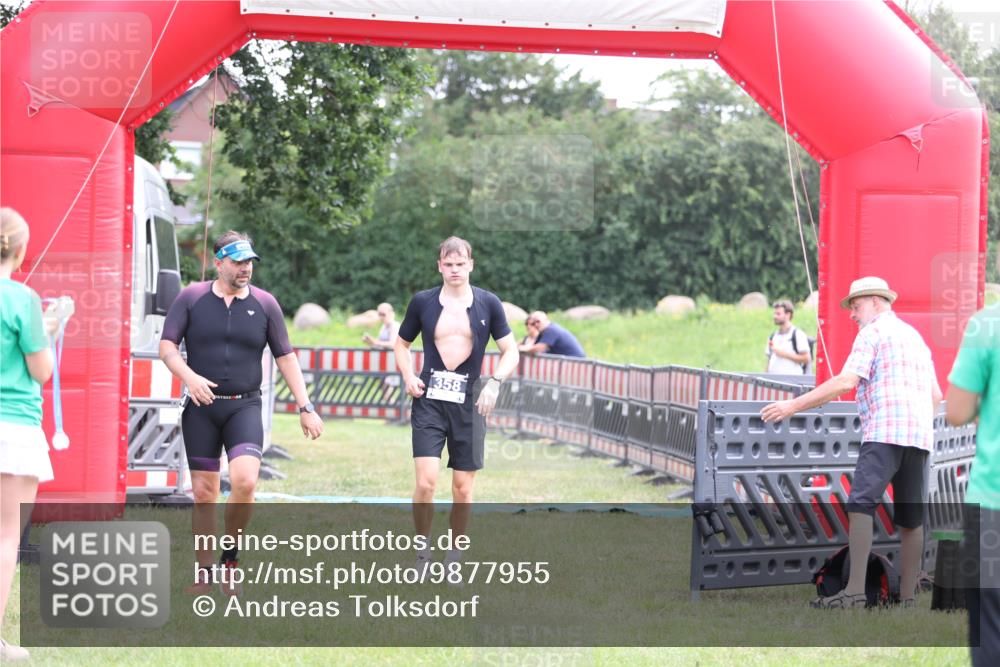 21.06.2026 - 29. Vierlanden-Triathlon Andreas Tolksdorf http://msf.ph/oto/9877955 21.06.2026 11:15:05 Ziel 358, 454, 542, 358, 454, 542 meine-sportfotos.de