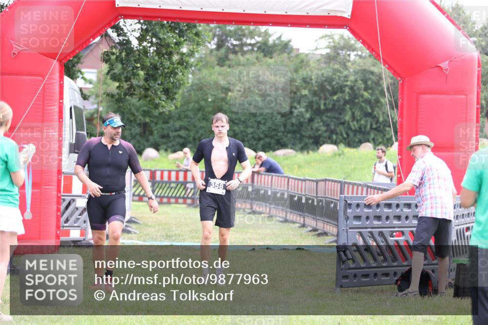 21.06.2026 - 29. Vierlanden-Triathlon Andreas Tolksdorf http://msf.ph/oto/9877963 21.06.2026 11:15:05 Ziel 358, 454, 542, 358, 454, 542 meine-sportfotos.de