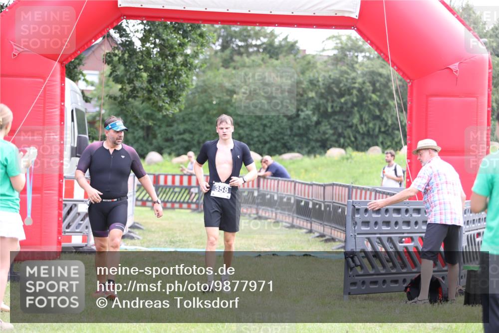 21.06.2026 - 29. Vierlanden-Triathlon Andreas Tolksdorf http://msf.ph/oto/9877971 21.06.2026 11:15:05 Ziel 358, 454, 542, 358, 454, 542 meine-sportfotos.de