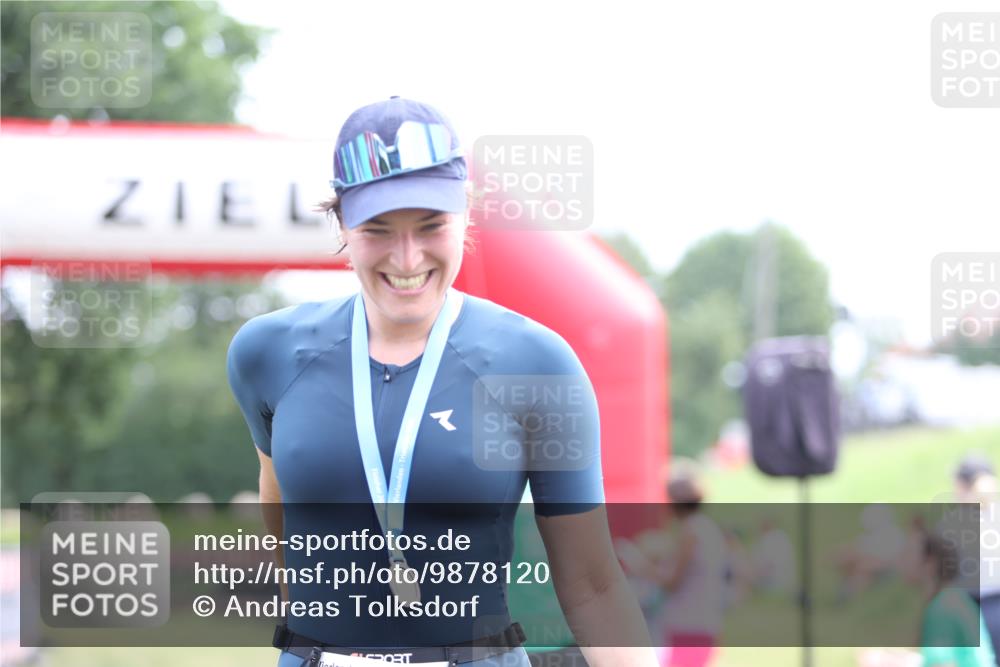 21.06.2026 - 29. Vierlanden-Triathlon Andreas Tolksdorf http://msf.ph/oto/9878120 21.06.2026 11:15:32 Ziel  meine-sportfotos.de
