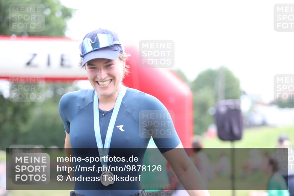 21.06.2026 - 29. Vierlanden-Triathlon Andreas Tolksdorf http://msf.ph/oto/9878126 21.06.2026 11:15:32 Ziel  meine-sportfotos.de