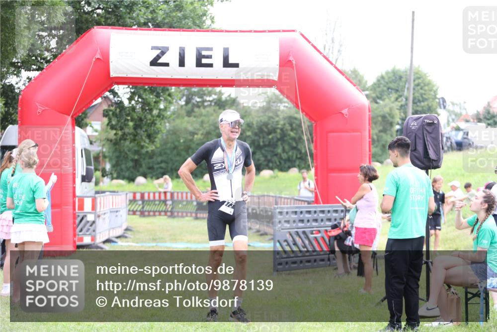 21.06.2026 - 29. Vierlanden-Triathlon Andreas Tolksdorf http://msf.ph/oto/9878139 21.06.2026 11:15:38 Ziel  meine-sportfotos.de