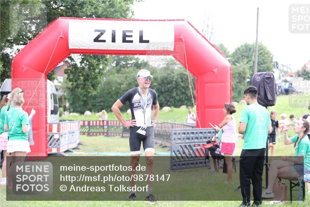 21.06.2026 - 29. Vierlanden-Triathlon Andreas Tolksdorf http://msf.ph/oto/9878147 21.06.2026 11:15:38 Ziel  meine-sportfotos.de