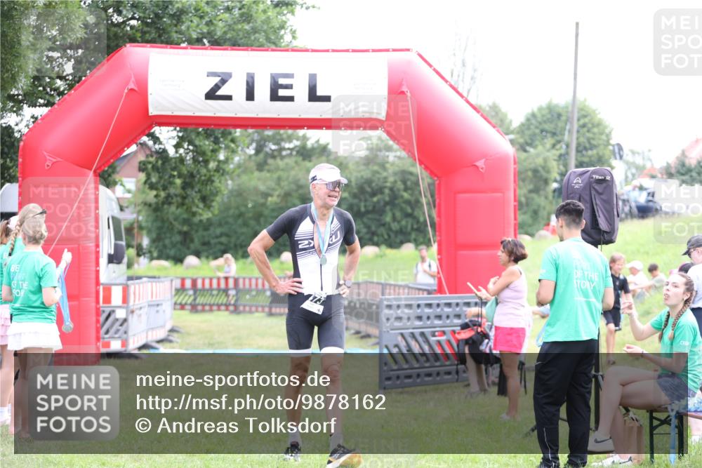 21.06.2026 - 29. Vierlanden-Triathlon Andreas Tolksdorf http://msf.ph/oto/9878162 21.06.2026 11:15:38 Ziel  meine-sportfotos.de