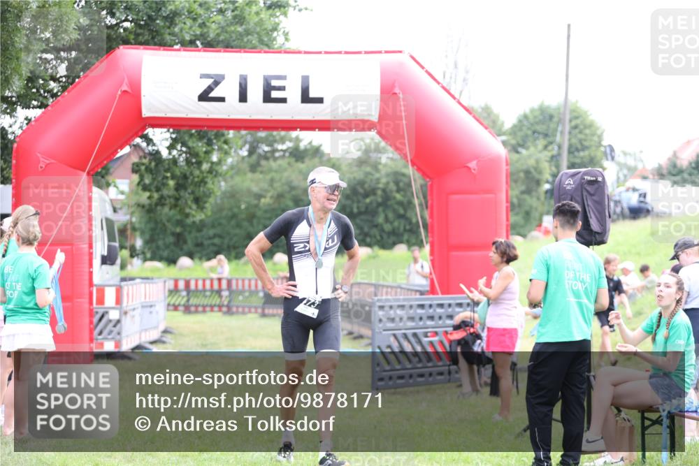 21.06.2026 - 29. Vierlanden-Triathlon Andreas Tolksdorf http://msf.ph/oto/9878171 21.06.2026 11:15:38 Ziel  meine-sportfotos.de
