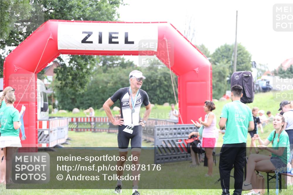 21.06.2026 - 29. Vierlanden-Triathlon Andreas Tolksdorf http://msf.ph/oto/9878176 21.06.2026 11:15:38 Ziel  meine-sportfotos.de