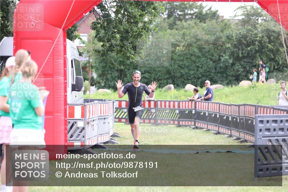 21.06.2026 - 29. Vierlanden-Triathlon Andreas Tolksdorf http://msf.ph/oto/9878191 21.06.2026 11:15:56 Ziel 392, 392 meine-sportfotos.de