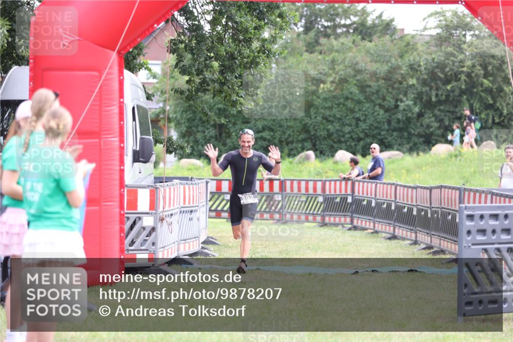 21.06.2026 - 29. Vierlanden-Triathlon Andreas Tolksdorf http://msf.ph/oto/9878207 21.06.2026 11:15:56 Ziel 392, 392 meine-sportfotos.de